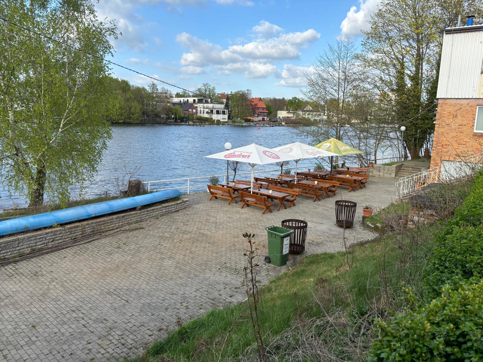 Terrasse mit Sitzplätzen